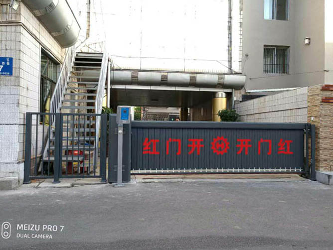 興安盟駐呼辦事處空降門，側(cè)小門
